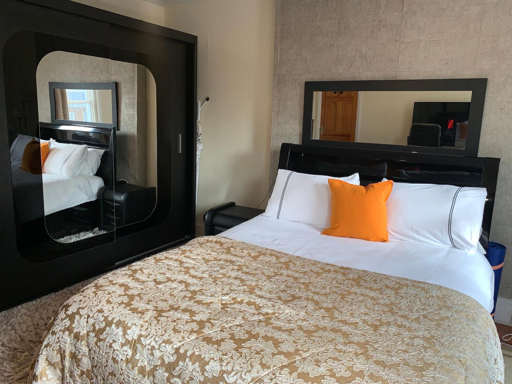 Superbly Furnished In * Londen